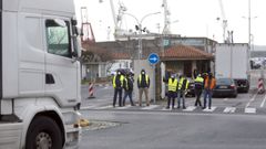 El piquete que se form� en el acceso al puerto de Vilagarc�a interrumpi� el tr�fico de camiones durante varios minutos