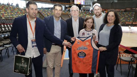 La Zona Comercial Obelisco entreg� este jueves una camiseta firmada por los jugadores del Leyma Coru�a 