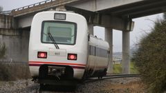 Un tren a su paso por la zona de Oural, en la l�nea ferroviaria que se va a electrificar