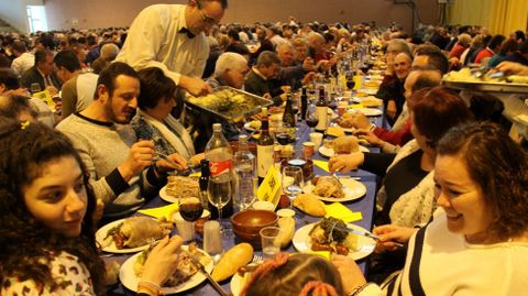 El codillo triunf� en A R�a.M�s de 800 personas degustaron codillo en el pabell�n