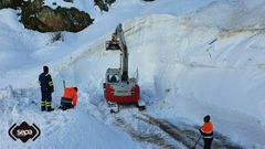 La nieve acumulada dificulta la b�squeda del operario desaparecido