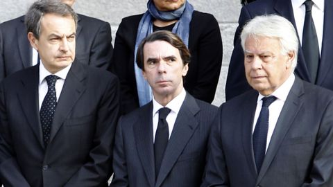 Los expresidentes Zapatero, Aznar y Gonz�lez esperan los restos de Adolfo Su�rez, fallecido a los 81 a�os en una imagen del 2014