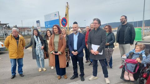 El diputado del BNG, Nstor Rego, en el centro de la foto, conoci el estado del frente martimo de Marn