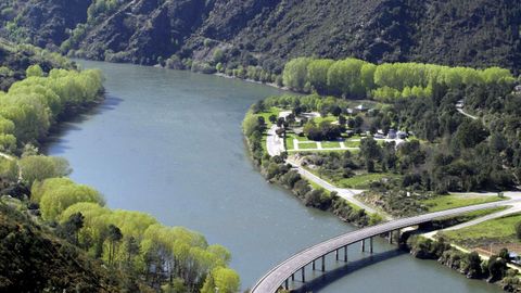 Vista del complejo turstico de Augas Mestas, prximo al viaducto de la N-120