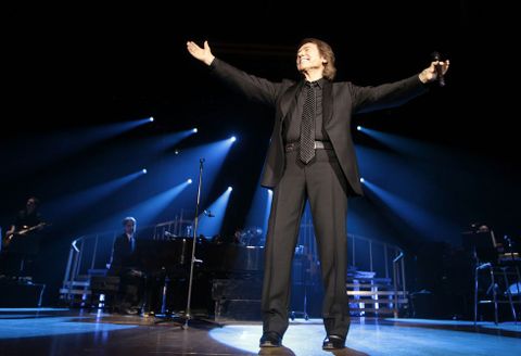 El cantante jienense actu� ante una legi�n de seguidores que vibraron con sus grandes �xitos. 