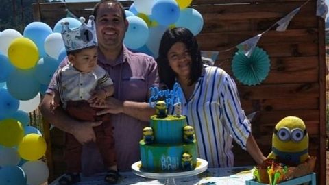 Lorena y Daniel con su hijo en una imagen de hace unos meses