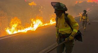 Bomberos trabajan en el incendio en el que seis personas han muerto en el municipio almeriense de Los Gallardos