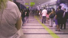 Colas de usuarios esperando para comprar sus billetes en las m�quinas expendendoras de la estaci�n de Oviedo