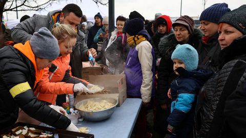 Un grupo de voluntarios sirve comida en la estacin de tren de Lviv