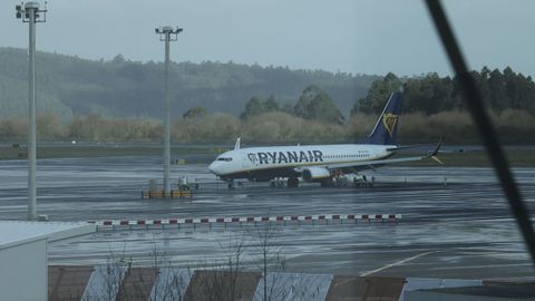 Un avi&oacute;n de Ryanair en la pista del aeropuerto Rosal&iacute;a de Castro-Lavacolla (foto de archivo)