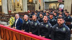 Los jugadores del CD Arenteiro en el templo de la Veracruz de O Carballio realizando su tradicional ofrenda al patrn San Cibrao.
