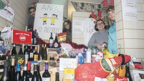 Gabriel Dasilva, Angelly Prez, Yolanda Mazorra y Patricia Justo con la cesta del ANPA.