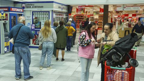 Cola en la administraci�n de loter�a de Alcampo Ferrol este lunes, un d�a despu�s de que tocara el primer premio de la Bonoloto.