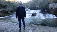 Fernndez Abraldes, en la cascada de Barosa, punto neurlgico del turismo en el municipio de Barro, donde l es el alcalde.