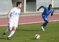 Lamelas, a la izquierda, conduce el bal�n en el partido en A Pinguela ante el San Cipri�n. 