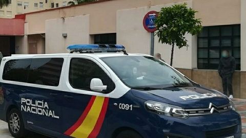 Un veh�culo de la Polic�a Nacional en una calle de Fuengirola (M�laga), donde se produjo el crimen