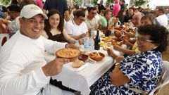 Un grupo disfrutando de la comida en la Festa do Callos de Meis 