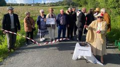 Protesta vecinal de la asociaci�n Rosa dos Ventos de Sedes, en Nar�n, por la proliferaci�n de baches en el Boulevar das Fochancas