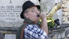 
Xan de Vilar tocando o corno na presentaci�n do Filand�n de M�sicas do Courel diante do monumento � cantora Elvira Touz�n, nunha imaxe de arquivo