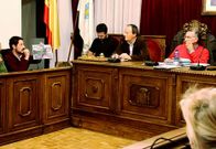 <span lang= es-es >Cobros por los servicios del GES.</span> El PP rechaz� la nueva tasa por las actuaciones de emergencias y critic� que los efectivos hagan labores como recoger basura, que Mois�s Blanco (izquierda) justific� mostrando una fotograf�a al respecto.