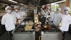 Los alumnos del CIFP Carlos Oroza de Pontevedra, con la selecci�n de productos gallegos para el men� del intercambio