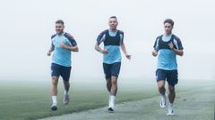 Javi Gal�n y Pablo Dur�n, con Iago Aspas, en el inicio de la pretemporada del Celta.