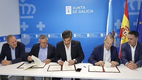 Firma del convenio del bus circular entre el alcalde de Sanxenxo y el conselleiro Diego Calvo
