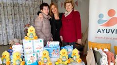 Tamara Vila, en el centro, haciendo entrega de productos para bebs en Ayuvi. 