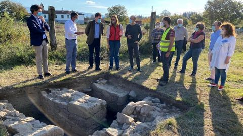 El conselleiro de Cultura tercero por la izquierda observa los restos de lo que parece haber un almacn de granos durante la visita que realiz al yacimiento arqueolgico de Proendos