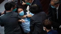 Guardias de seguridad de la C�mara hongkonesa sacan a la fuerza al diputado prodemocr�tico Ted Hui, tras una pelea con los legisladores pro Pek�n en una reuni�n del Consejo Legislativo en Hong Kong (China) a 22 de mayo del 2020