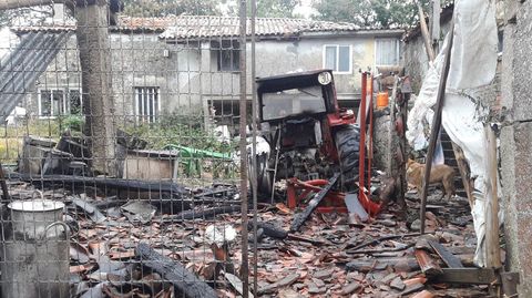 Un alpendre anexo a la casa en la que estaban los perros en Gomesende qued destruido por un incendio dos aos antes de que la Guardia Civil denunciase a su propietario