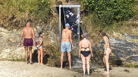 Ducha natural en la playa de Pragueira, en Sanxenxo