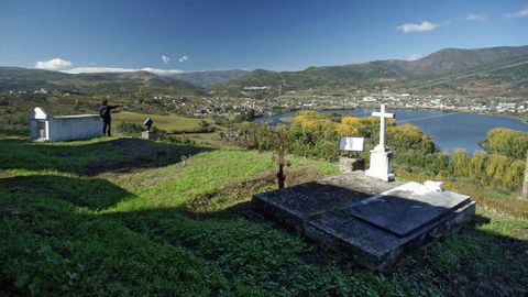 Cementerios singulares de Ourense.Vistas sobre el embalse, con la tumba de Antolina como punto estratgico, en el camposanto de Petn.