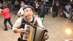 C&eacute; Orquestra Pantasma, onte en Carballo, no arranque do entroido 