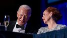 Joe Biden, la noche del sábado con la presidenta de la Asociación de Corresponsales de la Casa Blanca.