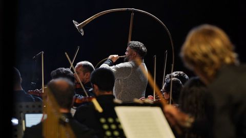Abraham Cupeiro y la Orquestra Gaos, durante su actuación en el Festival Hércules Brass Celanova.