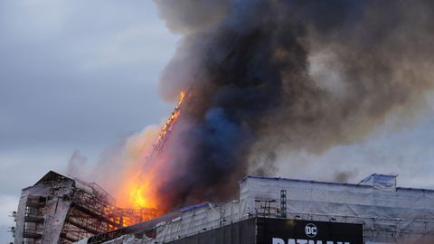 Incendio en el edificio de la antigua Bolsa de Copenhague