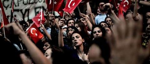 Un grupo de mujeres participan en una manifestaci�n en el parque Gezi, pr�ximo a la plaza Taksim, en Estambul.
