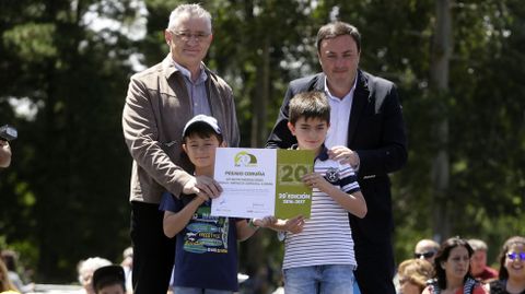 Valent�n Gonz�lez Formoso, presidente de la Diputaci�n de A Coru�a, entreg� el Premio Provincia de A Coru�a al colegio Mestre Rodr�guez de Xixirei, de Santiago. El diploma lo recogieron el director del centro, Pedro Meijide M�ndez, y, en representaci�n de todos los alumnos, �lvaro Iglesias Calvo y Artai Isasi V�zquez
