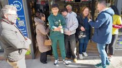 Samuel, uno de los estudiantes del IES Ribeira do Louro que vendieron participaciones del segundo premio del sorteo de El Ni�o, lo celebra con champ�n