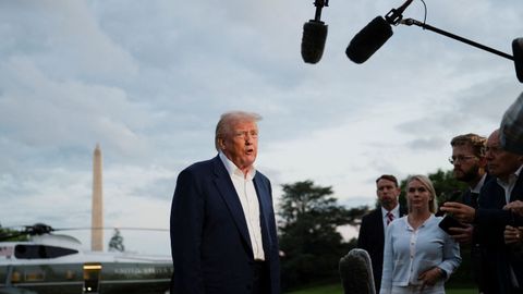 Donald Trump atiende a la prensa tras aterrizar en la Casa Blanca este domingo