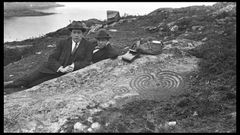 El arque�logo Ram�n Sobrino Buh�gas, junto a un muchacho no identificado, retratados ante los petroglifos de A Pedra do Labirinto, en Mogor, Mar�n.