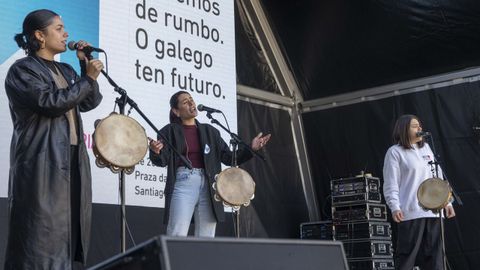 Un momento da actuacin de Tanxugueiras na concentracin da praza da Quintana