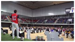 El escritor Roberto Santiago, este jueves, ante m�s de 1.400 ni�os en la Caja M�gica, en Madrid.