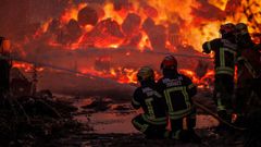 Varios bomberos luchan contra el fuego en Chaves, Vila Real, Portugal, el 20 de agosto.