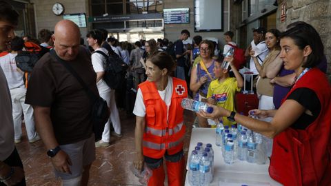 Cruz Roja dio apoyo ofreciendo agua en una jornada de alt�simas temperaturas
