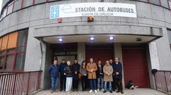 El diputado socialista Aitor Bouza, en el centro, acompaado por representantes socialistas de la comarca, este sbado frente a la estacin de autobuses de Ferrol.