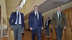 El candidato de Vox, Carlos Poll�n, en el centro, junto a su equipo, a su llegada a la reuni�n con el presidente del Partido Popular en Castilla y Le�n y candidato a la presidencia de la Junta, Alfonso Fern�ndez Ma�ueco.