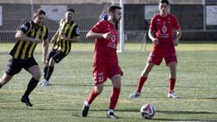 Mauro, del Mux�a, con el bal�n controlado frente al Tordoia