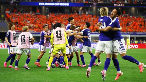 La celebraci�n de Jap�n tras el gol deKamada